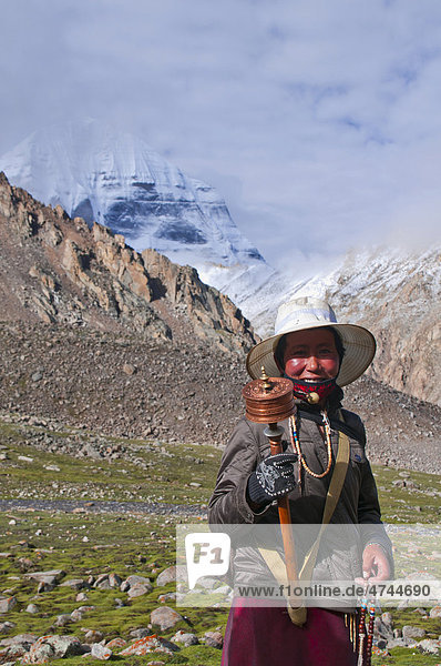 Pilgrim on the Kailash Kora pilgrimage trail  Western Tibet  Tibet  Asia