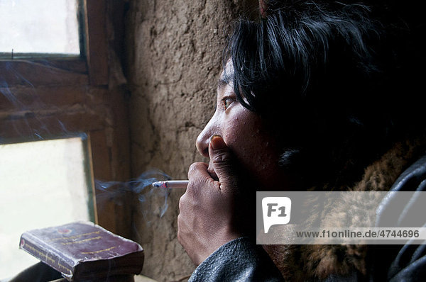 Mönch raucht Zigarette in einem Kloster an der Kailash Kora  West-Tibet  Asien