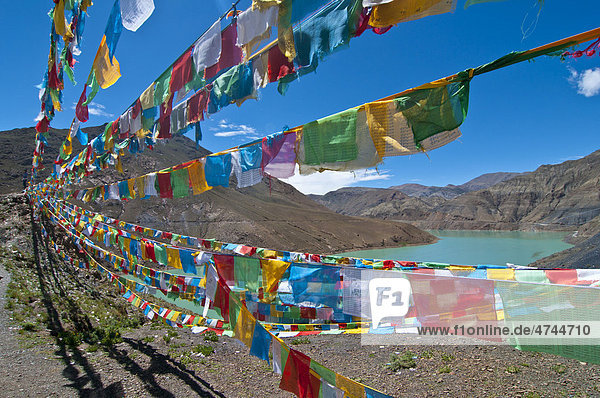 Gebetsflaggen an einem Stausee am Karo-La Pass am Friendship Highway  Tibet  Asien