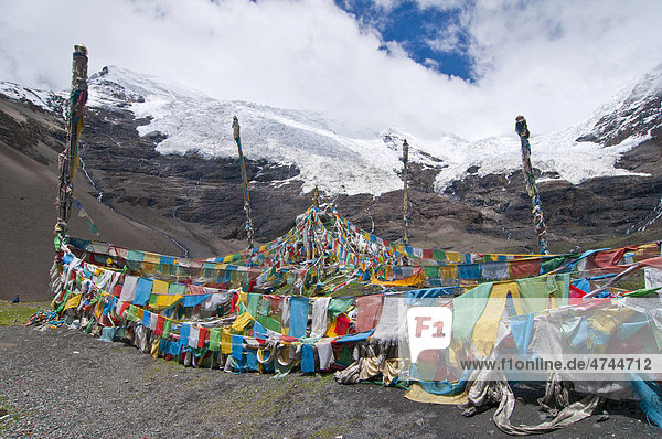 Gebetsflaggen  Gletscher am Karo-La Pass am Friendship Highway  Tibet  Asien