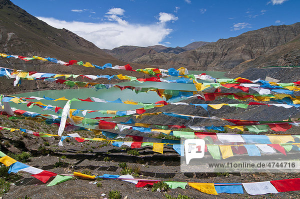 Gebetsflaggen am Stausee am der Karo-La Pass am Friendship Highway  Tibet  Asien