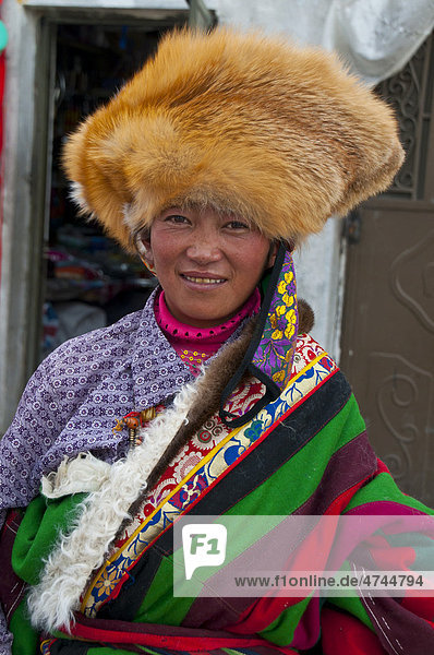 Traditionally dressed woman in the town of Tsochen  Western Tibet  Tibet  Asia