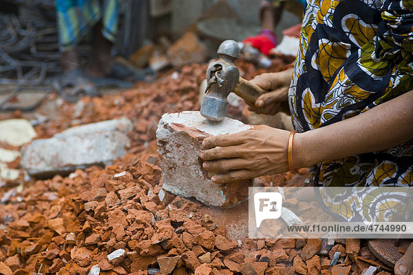 Frauen klopfen Steine  Dhaka  Bangladesch  Asien