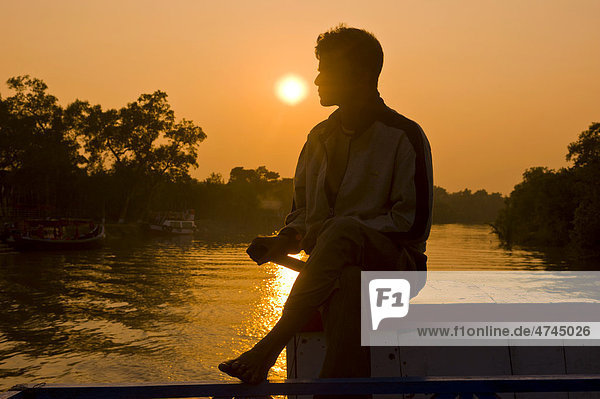 Kapitän auf einem Touristenausflugsboot in den Sümpfen des Unesco Weltnaturerbes Sundarbans  Bangladesch  Asien