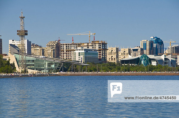 Moderne Hafenpromenade von Baku  Aserbaidschan  Kaukasus  Vorderasien
