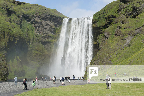 Großer Wasserfall SkÛgafoss  Skogafoss  Touristen  Skogar  Island  Skandinavien  Nordeuropa  Europa