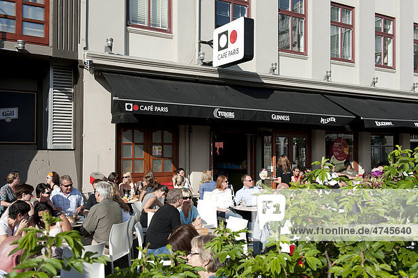 Menschen sitzen vor dem Cafe Paris  ReykjavÌk  Reykjavik  Õsland  Island  Skandinavien  Nordeuropa  Europa