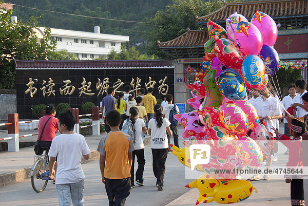 Menschen auf der Straße  Kitsch  bunte Luftballons  Jiangcheng  Stadt Pu'er  Provinz Yunnan  Volksrepublik China  Südostasien  Asien