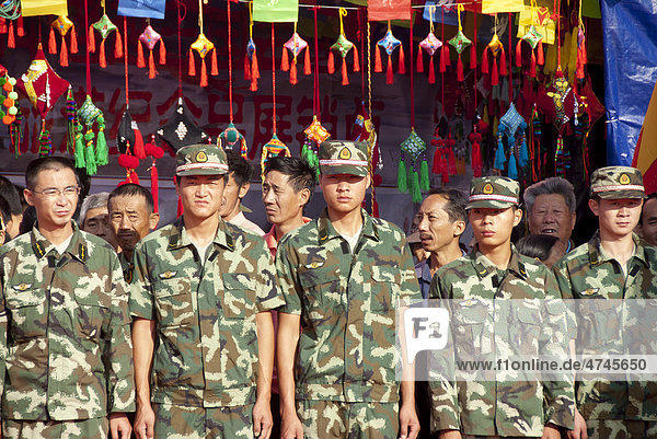 Sicherheit  Armee  Soldaten in Uniform  Festival in Jiangcheng  Stadt Pu'er  Provinz Yunnan  Volksrepublik China  Südostasien  Asien