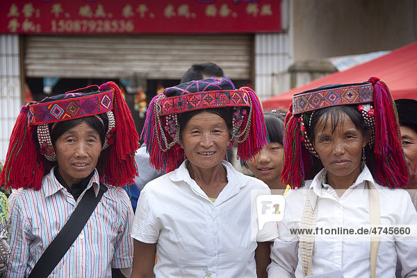 Festival  ethnische Minderheit  drei Frauen vom Volk der Yi oder Hani  bunte Kopfbedeckung  Jiangcheng  Stadt Pu'er  Provinz Yunnan  Volksrepublik China  Südostasien  Asien