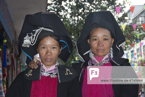 Festival  ethnische Minderheit  zwei Frauen vom Volk der Yao oder Mien  trapezartige Kopfbedeckung  Portrait  Jiangcheng  Stadt Pu'er  Provinz Yunnan  Volksrepublik China  Südostasien  Asien