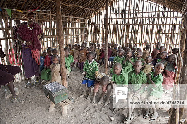 Bildung Und Armut Schule Kinder In Grundschule Unterricht Mit Lehrer Ethnologie Massai Dorf Kiloki Savanne Ngorongoro Conservation Area Serengeti Nationalpark Tansania Ostafrika Afrika