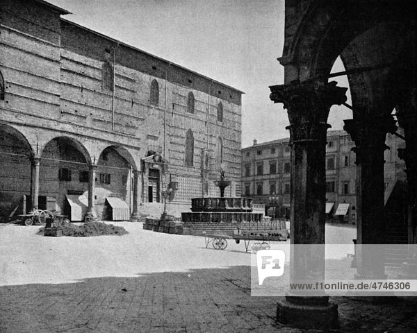 Eine der ersten Autotypien von La Place du Municipe  Perouse  Italien  historisches Bild  1884