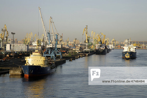 Schiffe  Container  Hafen  St. Petersburg  Russland