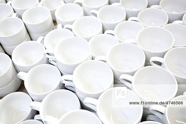 Kaffeetassen von Rosenthal in der Geschirrproduktion beim Porzellanhersteller Rosenthal GmbH  Speichersdorf  Bayern  Deutschland  Europa