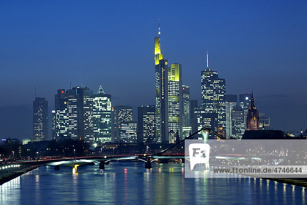 Skyline von Frankfurt am Main bei Nacht mit dem Bankenviertel im Frankfurter Westend  Frankfurt am Main  Hessen  Deutschland  Europa