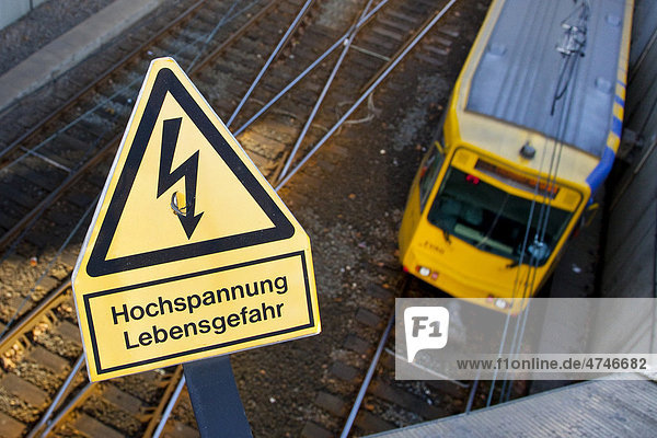 Schild  Hochspannung Lebensgefahr  an einer Bahnstrecke der S-Bahn vom Verkehrsverbund Rhein-Ruhr  Essen  Nordrhein-Westfalen  Deutschland  Europa