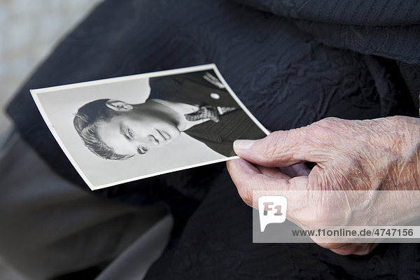 Hand eines alten Menschen mit einem schwarzweißen Erinnerungsfoto,  Altenheim,  Seniorenheim,  Berlin,  Deutschland,  Europa