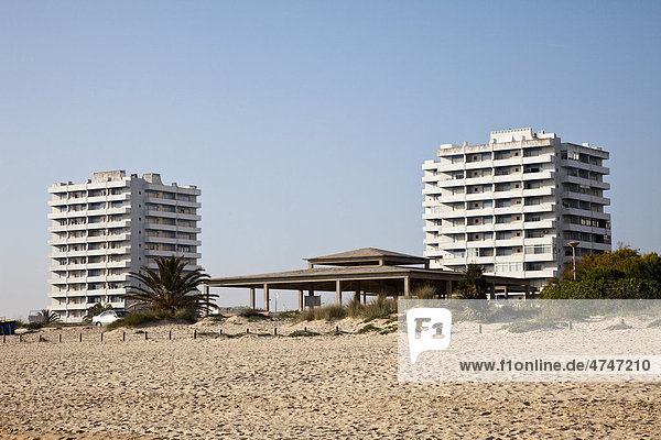 Apartmenthochhäuser  Bauruinen am Strand von Alvor  Algarve  Portugal  Europa