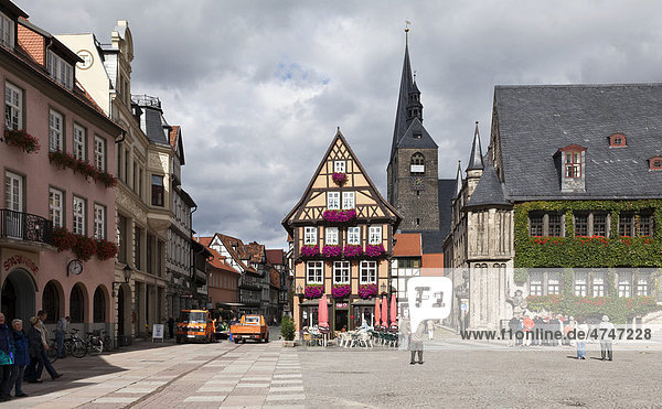 Quedlinburger Marktplatz mit Rathaus  Unesco-Weltkulturerbe  Ostharz  Sachsen-Anhalt  Deutschland  Europa
