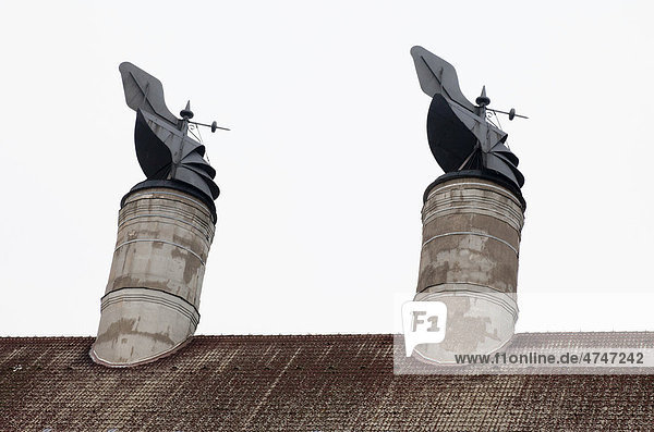 Darrfaxe  Windfahnen  durch welche mittels Sogwirkung und Unterdruck das Malz in den darunterliegenden Darren trocknete und lüftete  auf der ehemaligen Malzfabrik in Berlin Schöneberg  Deutschland  Europa