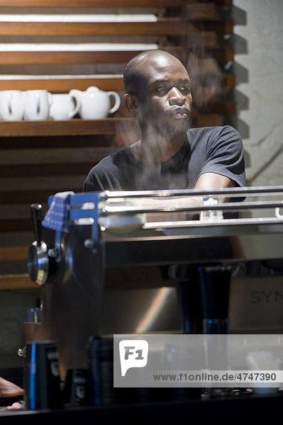Barista und Kaffeemaschine Kapstadt Südafrika Afrika