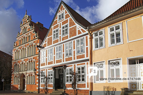 Historische Häuser  links das Bürgermeister-Hintze-Haus  Altstadt von Stade  Niedersachsen  Deutschland  Europa