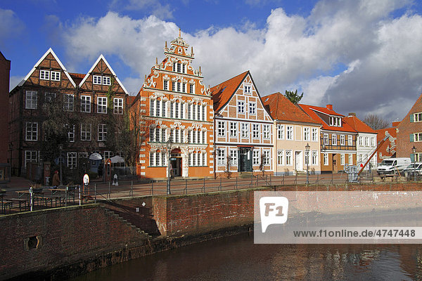 Historische Fachwerkhäuser mit Bürgermeister-Hintze-Haus am Hansehafen in der Altstadt von Stade  Niedersachsen  Deutschland  Europa