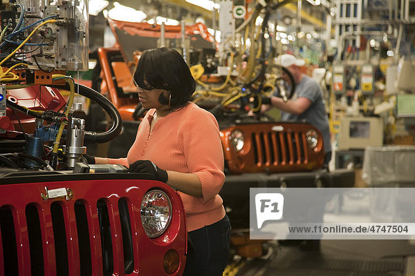 Arbeiter bei der Fertigung von Jeeps in einem Montagewerk von Chrysler  Toledo  Ohio  USA