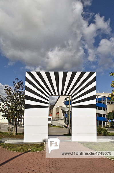 La Porta Aperta  6x6 Meter großes Kunstwerk von Marcello Morandini  am Platz des historischen Bruchtores  Hattingen  Westfalen-Lippe  Nordrhein-Westfalen  Deutschland  Europa
