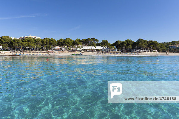 Das türkisgrüne Wasser mit der Playa Tor· vom Wasser aus gesehen  Peguera  Mallorca  Balearen  Spanien  Europa