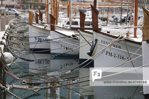 Für die Balearen typische Fischerboote - die Llaüts im Hafen von Port de SÛller  Mallorca  Balearen  Spanien  Europa