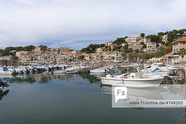Yachthafen und der Ortskern von Port de SÛller  Mallorca  Balearen  Spanien  Europa