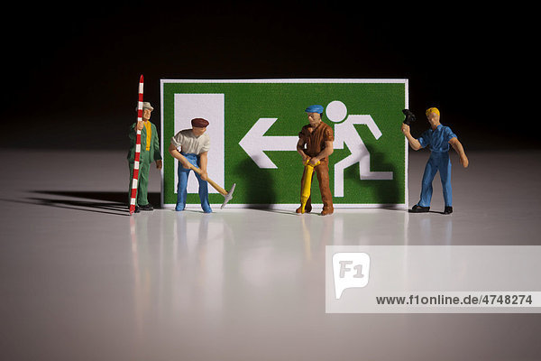 Fluchtweg-Richtungsschild mit Arbeitern  Figuren  Symbolbild Rettung in der Wirtschaftskrise  Arbeitslosigkeit  Ausweg in wirtschaftlichen Krisenzeiten