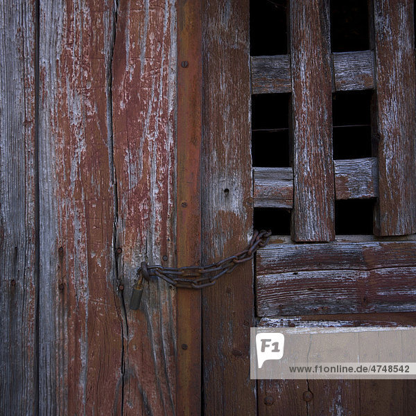 Detailaufnahme einer alten Holztür