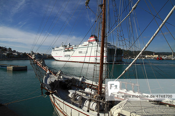 Großsegler  Schoner  im Hafen festgemacht  dahinter ein modernes Linienschiff  Ibiza  Spanien  Europa