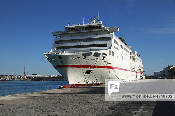 Linienschiff vertäut im Hafen von Ibiza  Spanien  Europa