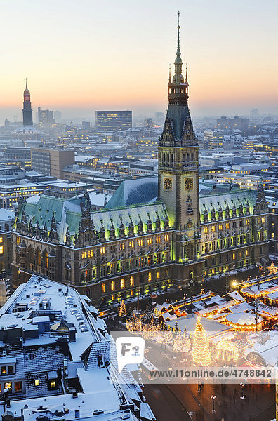 Rathaus und Weihnachtsmarkt in Hamburg  Deutschland  Europa