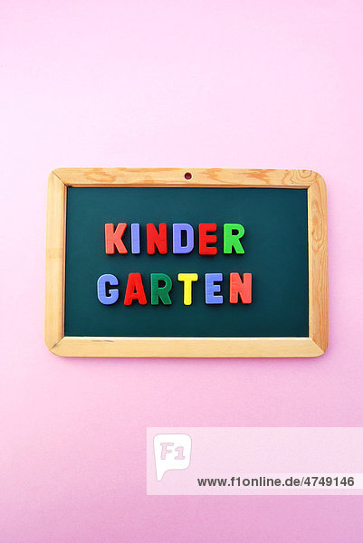 Kindergarten Schriftzug bunte Magnetbuchstaben Schultafel Kindergarten, Schriftzug, bunte Magnetbuchstaben, Schultafel