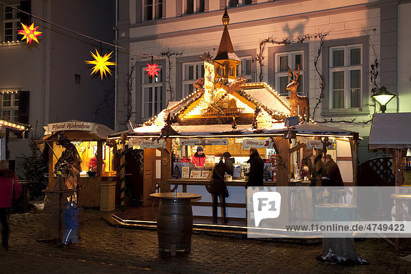 Glühweinstand  Weihnachtsmarkt am Markt  Soest  Sauerland  Nordrhein-Westfalen  Deutschland  Europa