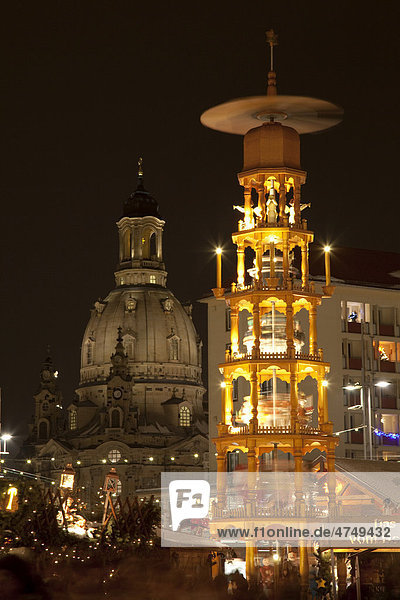 Weihnachtspyramide und Frauenkirche  Striezelmarkt  Weihnachtsmarkt  Altmarkt  Dresden  Sachsen  Deutschland  Europa