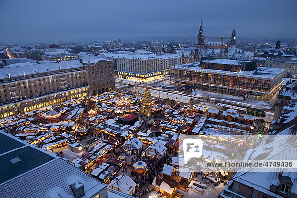 Striezelmarkt  Weihnachtsmarkt  Altmarkt  Dresden  Sachsen  Deutschland  Europa