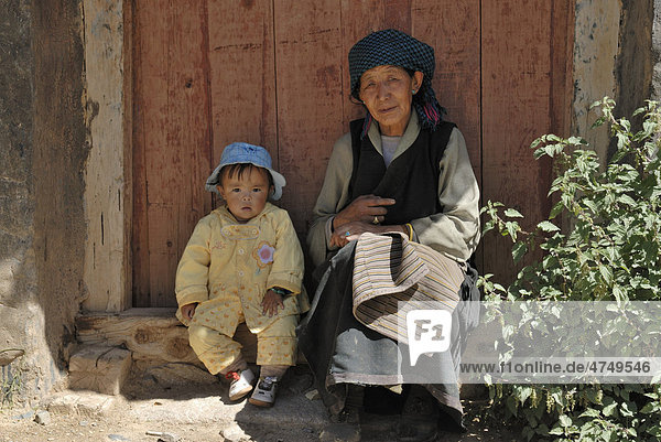 Old Tibetan woman with a child  Taglung Monastery  Taklung Yarthang Monastery  Tibet region  China  Asia