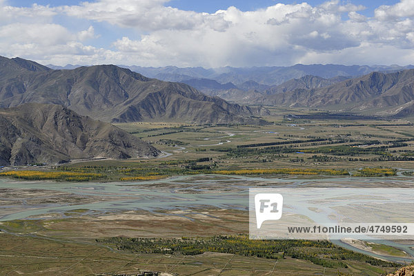 Berglandschaft am Kyichu Fluss nahe Kloster Ganden bei Lhasa  Tibet  China  Asien
