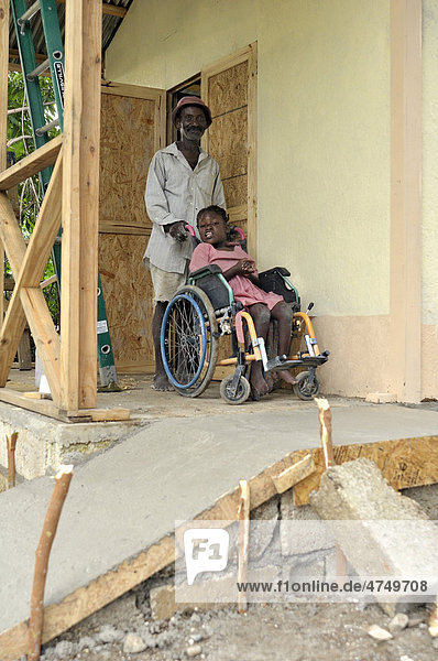 Bau eines erdbebensicheren und behindertengerechten Fertighauses mit Rampe für den Rollstuhl durch eine Hilfsorganisation für eine Familie mit behindertem Mädchen  Petit Goave  Haiti  Karibik  Zentralamerika