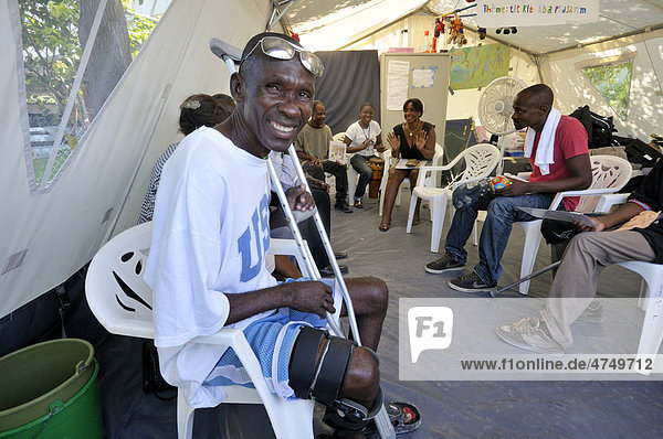 Psychosoziale Betreuung von Opfern des Erdbebens im Januar 2010 in einem Zelt durch eine Hilfsorganisation  Stadtteil Delmas 33  Port-au-Prince  Haiti  Karibik  Zentralamerika
