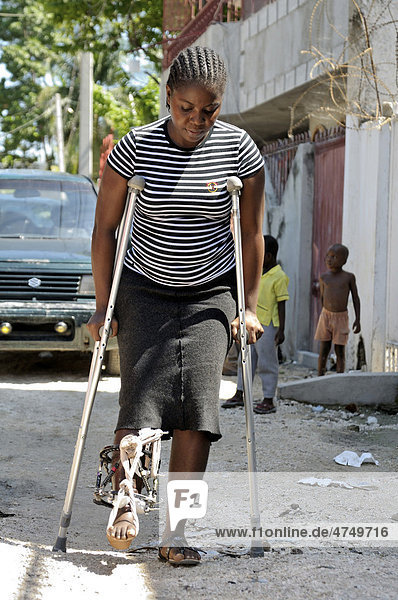 Eine junge  im Erdbeben von Januar 2010 verletzte Frau  lernt wieder gehen  Stadtteil Delmas 19  Port-au-Prince  Haiti  Karibik  Zentralamerika