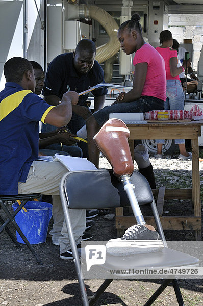 Anpassen einer Prothese für eine junge Frau  die im Erdbeben ein Bein verloren hat  Nothilfeprogramm einer Hilfsorganisation nach dem schweren Erdbeben im Januar 2010  Leogane  Haiti  Karibik  Zentralamerika