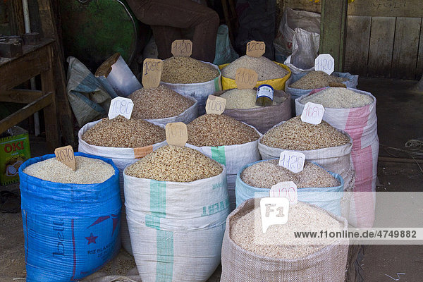 Verschiedene Reissorten zum Verkauf auf einem Markt  Madagaskar  Afrika