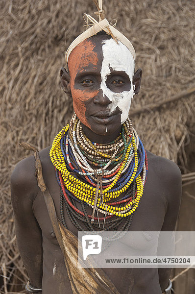 Karo Frau mit Gesichtsbemalung  Lippenpiercing und vielen Halsketten  Omo-Tal  Südäthiopien  Äthiopien  Afrika